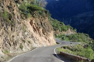 Fahren am Abgrund in der Region Huancavelica, Zentralanden, Peru
