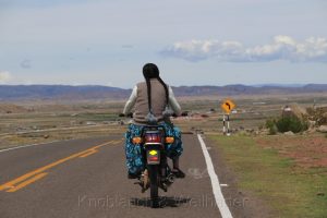 Motorradfahrerin, Sillustani, Puno, Titicacasee, Peru